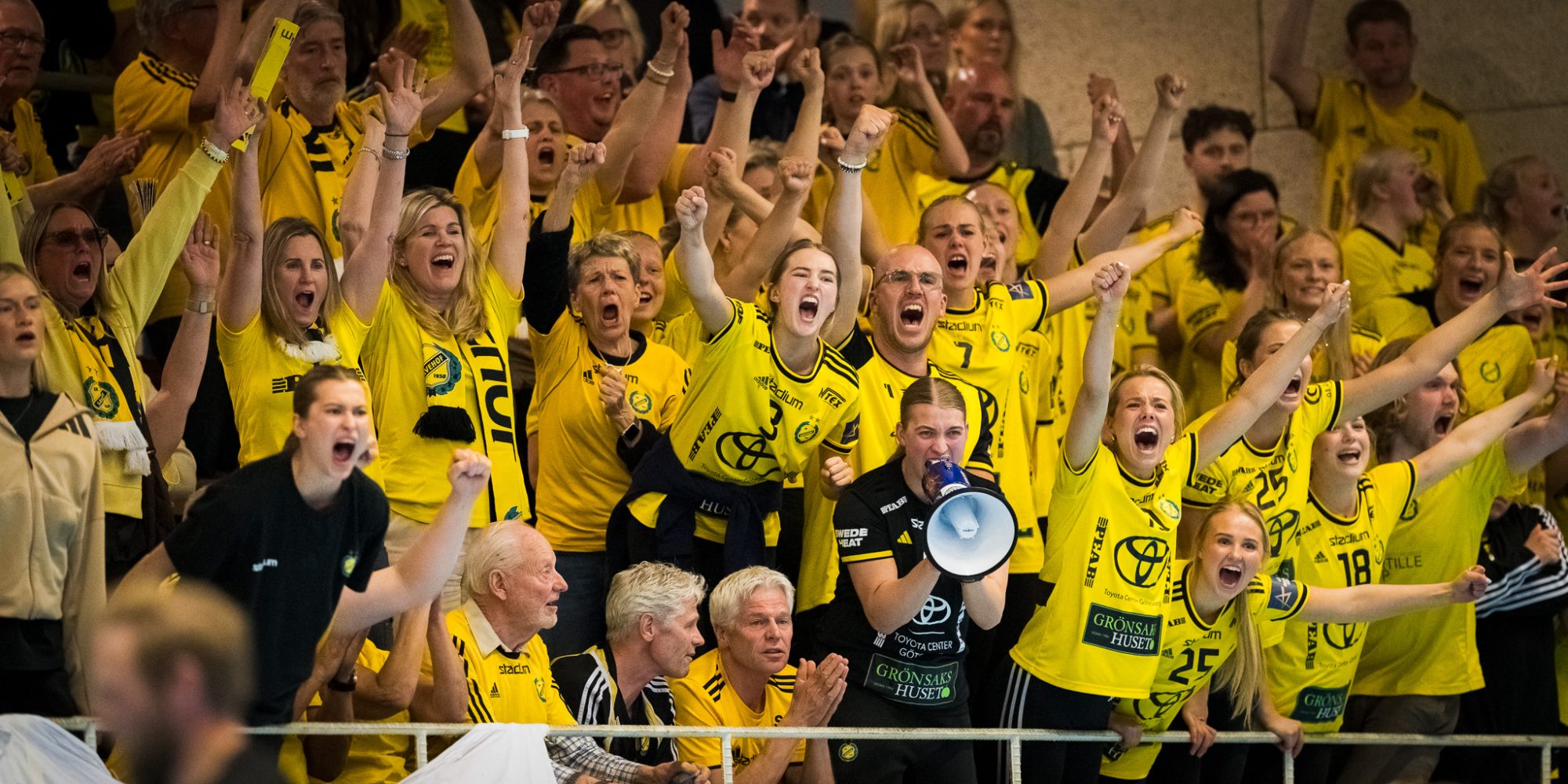 250506 Sävehofs hejarklack under final ett i Handbollsligan dam mellan Skara och Sävehof den 6 maj 2025 i Skara. 
Foto: Daniel Stiller / BILDBYRÅN / kod DS / DS0474