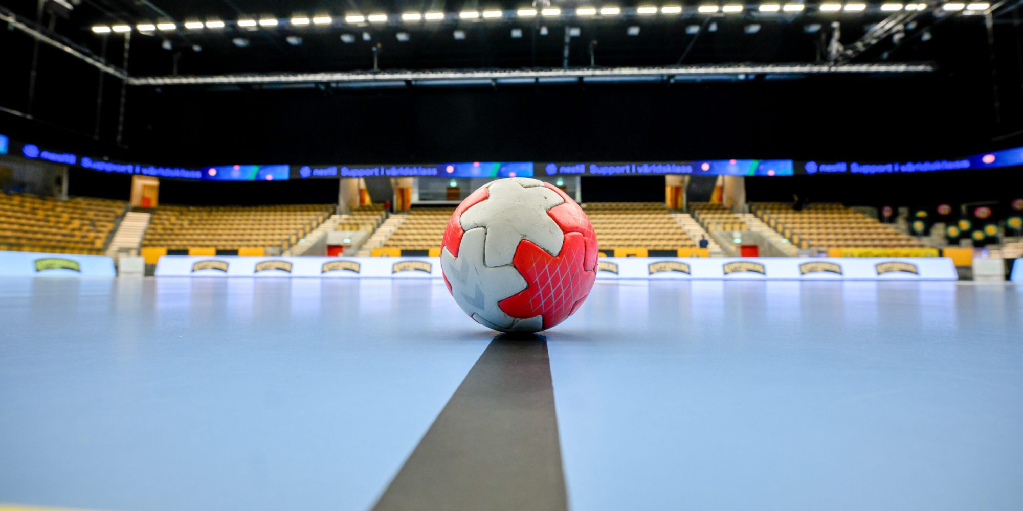 260518 En handboll på golvet i Partille Arena inför den första finalen i Handbollsligan dam mellan Sävehof och Skara den 18 maj 2026 i Partille. 
Foto: Fredrik Aremyr / BILDBYRÅN / COP 314 / FA0160